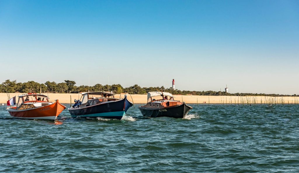 Les pinasses des Bateliers devant le Cap Ferret